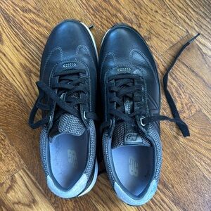 Women’s sz 8M New Balance black leather lace up shoes